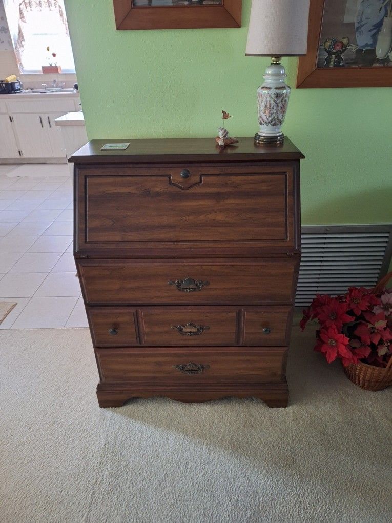 DMI Accent Desk