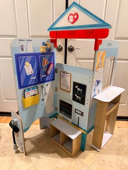 KidKraft Pretend Play Foldable Pet Doctor Vet Clinic