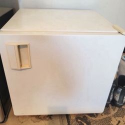 Mini Fridge 1.7 Cu Ft