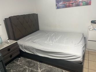 Queen.  Only bed frame no mattress. In good condition