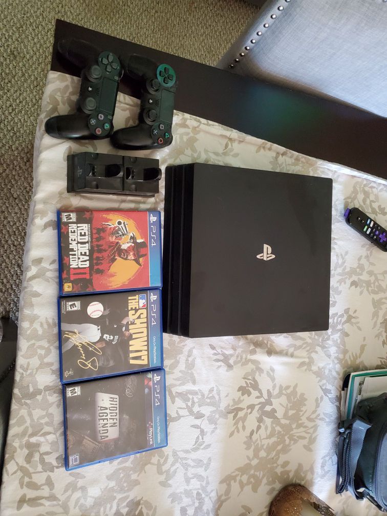 Ps4 pro. 3 games, 2 controllers, charging station