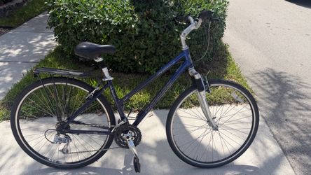 Specialized Crossroads bike hybrid 700c medium frame bicycle 21 speeds, rear rack all tuned up