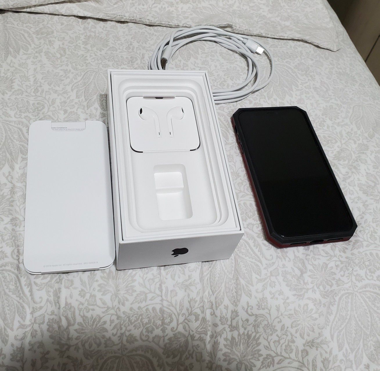 IPhone 11 (64GB) - free shockproof case included!