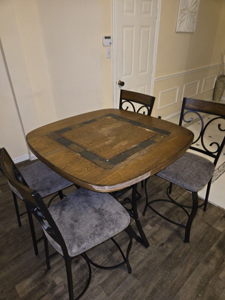 Breakfast Table & Chairs