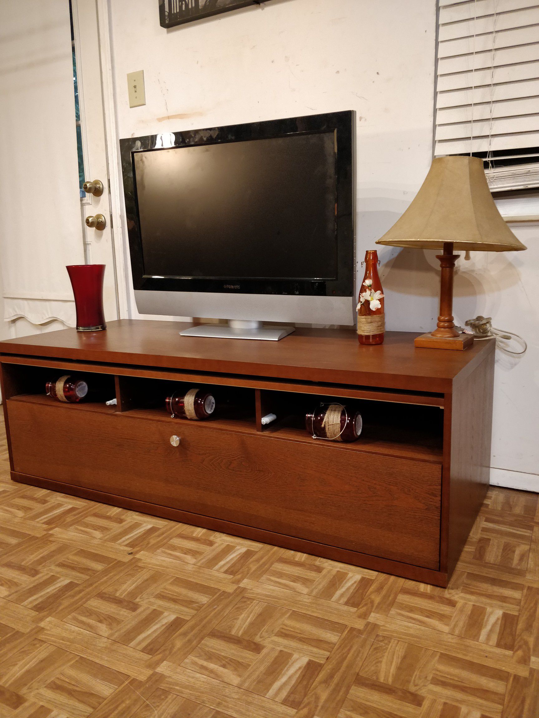 Nice big TV stand with drawers for big TVs in great condition, all drawers working well. L57"*W23"*H19"