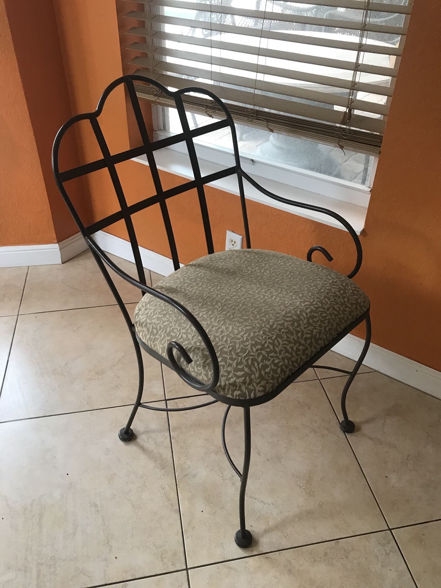 Decorator chair