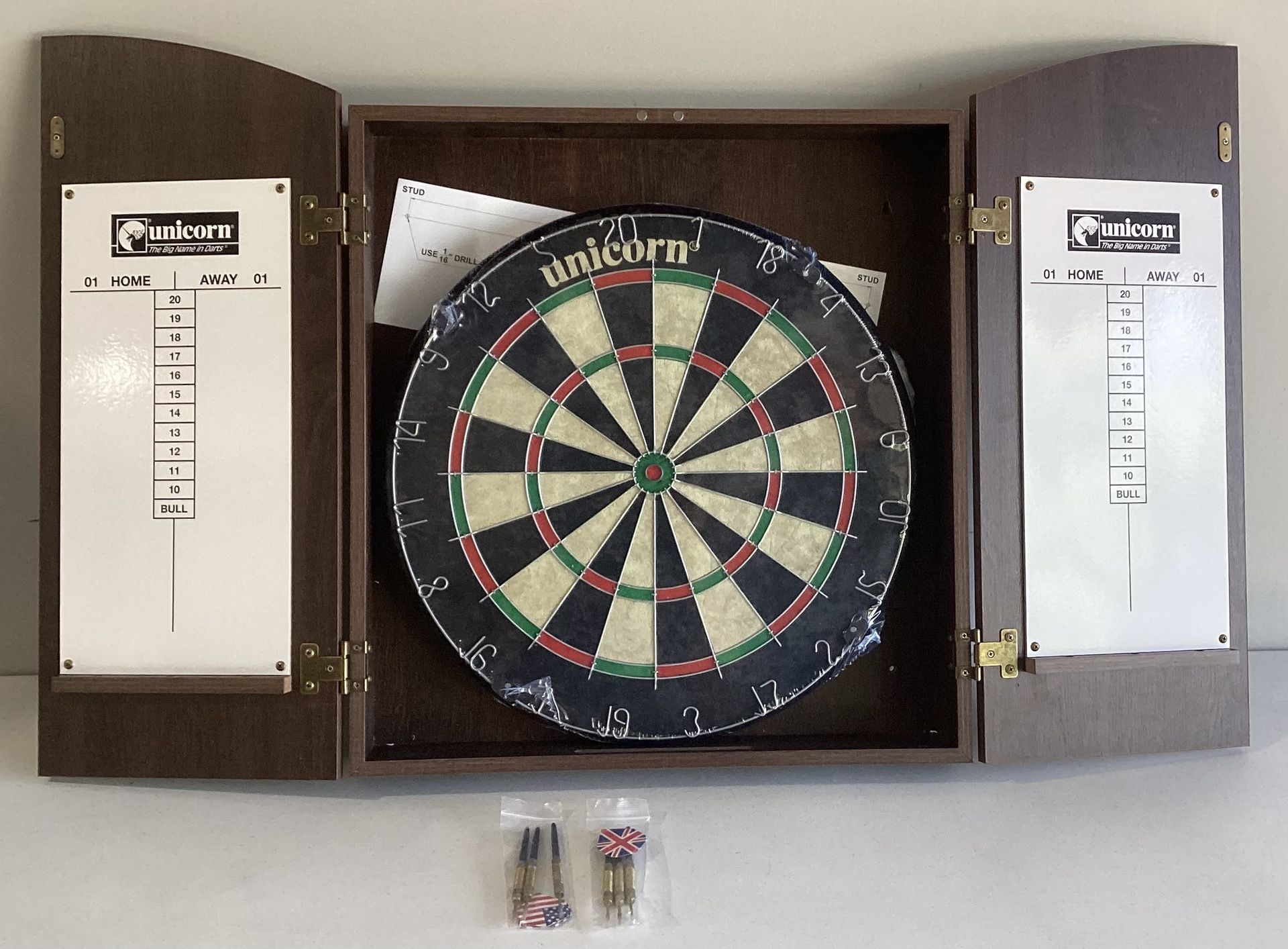 Unicorn Dartboard In Wooden Case, includes 6 new metal darts - NEW never Used