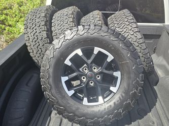 Jeep Rubicon Wheels + BFGoodrich LT285/70R17 Tires – Complete Match Set of 5