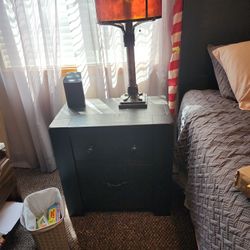 Night Stand With Lamp And Full Size Bed 150 Dollars Lamp And Night Stand