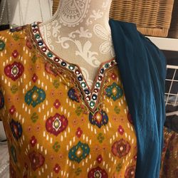 Medium Size Three Pieces Indian, Pakistani Suit.