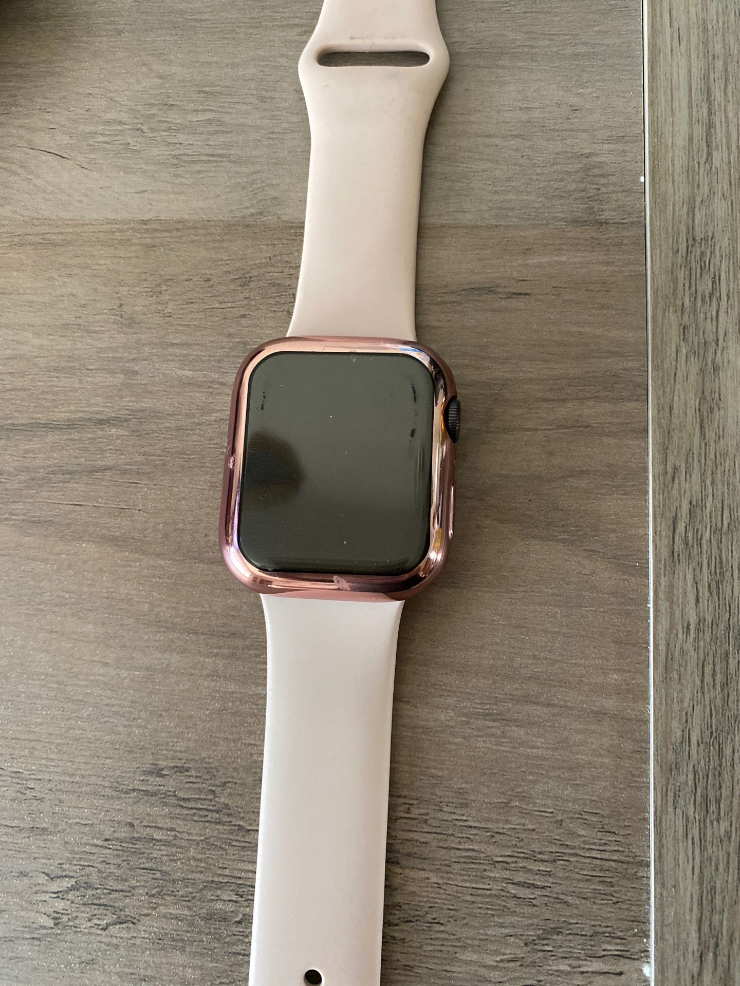 Apple Watch series 5 44 mml aluminum case with pink band and rose gold case