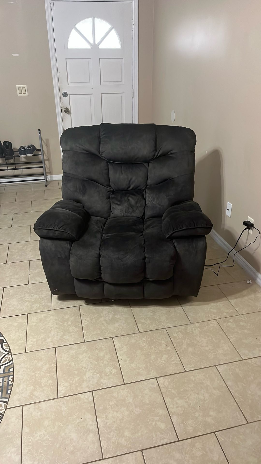 💺 Recliner Massage Chair w/ Charging Adapter – Great Condition