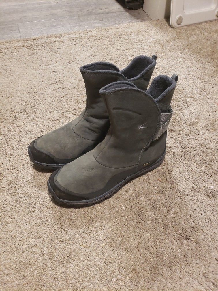 KEEN  boots for men , size  10 . 