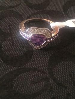 Lovely ladies amethyst heart shaped ring in size 10. Stamped 925 Sterling Silver