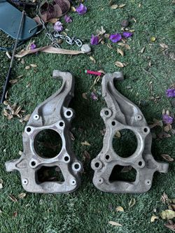 Replacement left and right 4x2 steering knuckle for a 2015 to 2020 Ford