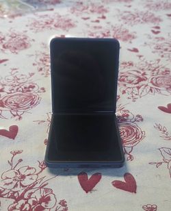 Samsung Galaxy Z Flip 7 256GB — Unlocked, Like New, No Scratches + Fast Charger Bundle + clear cover