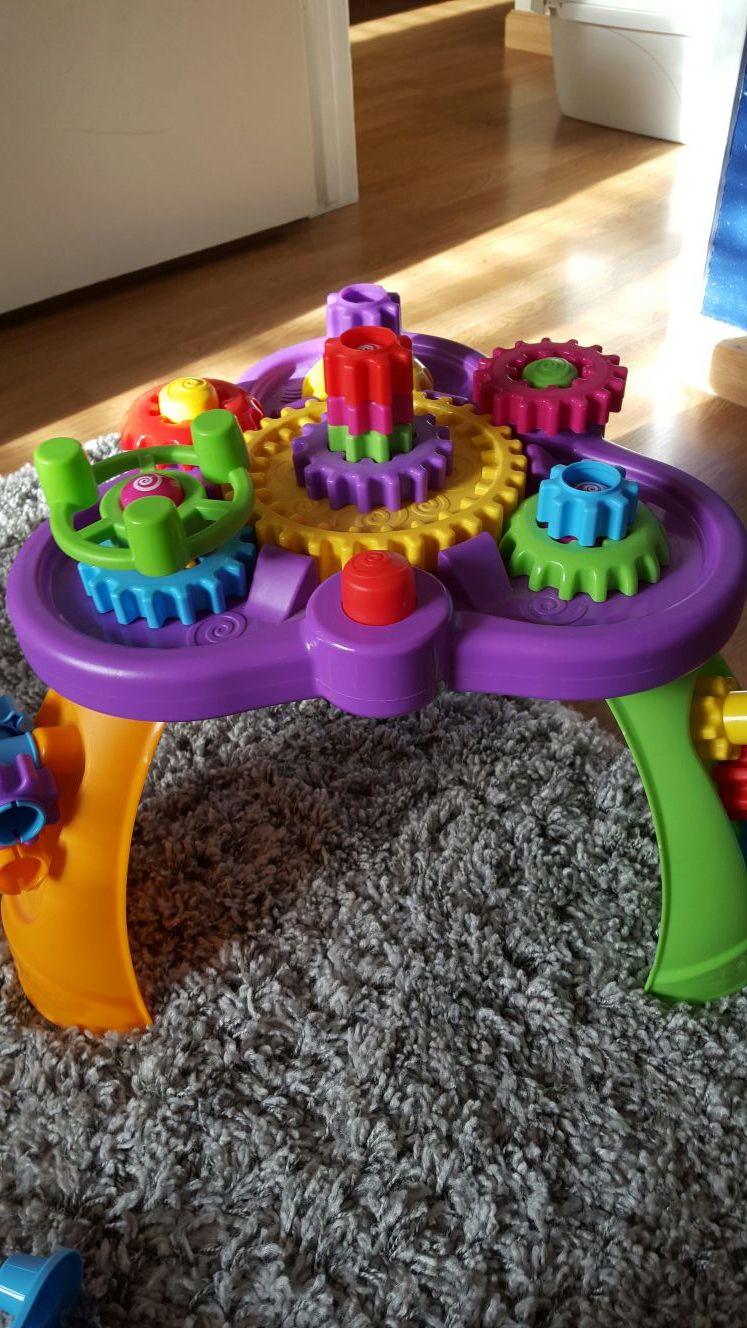 Little tikes giggly gears twirl table