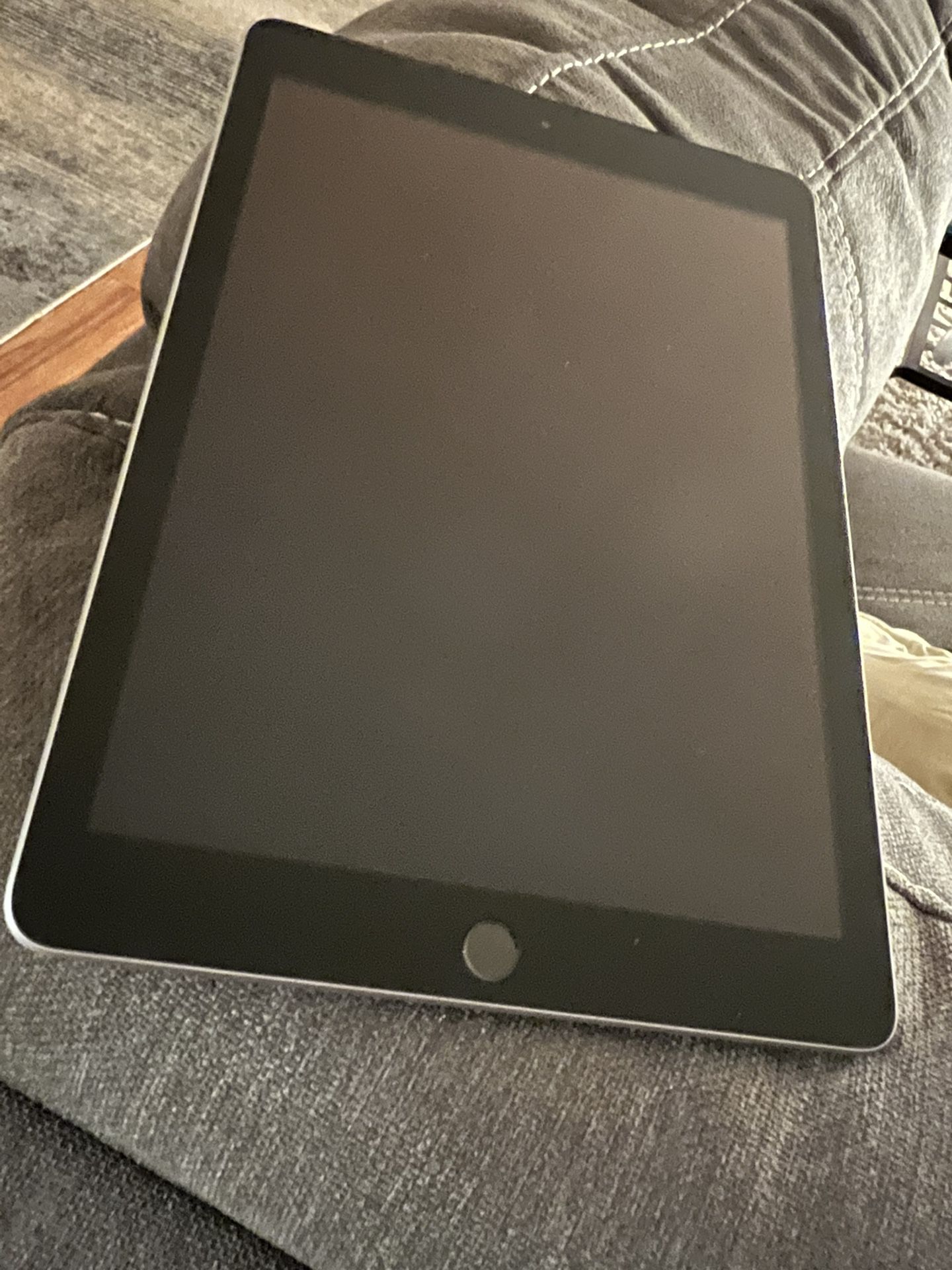 Mellem Cornwall Give Apple iPad 6th Gen. 32GB Wi-Fi + Cellular (Verizon) MR6R2LL/A A1954 for  Sale in Berwyn, PA - OfferUp