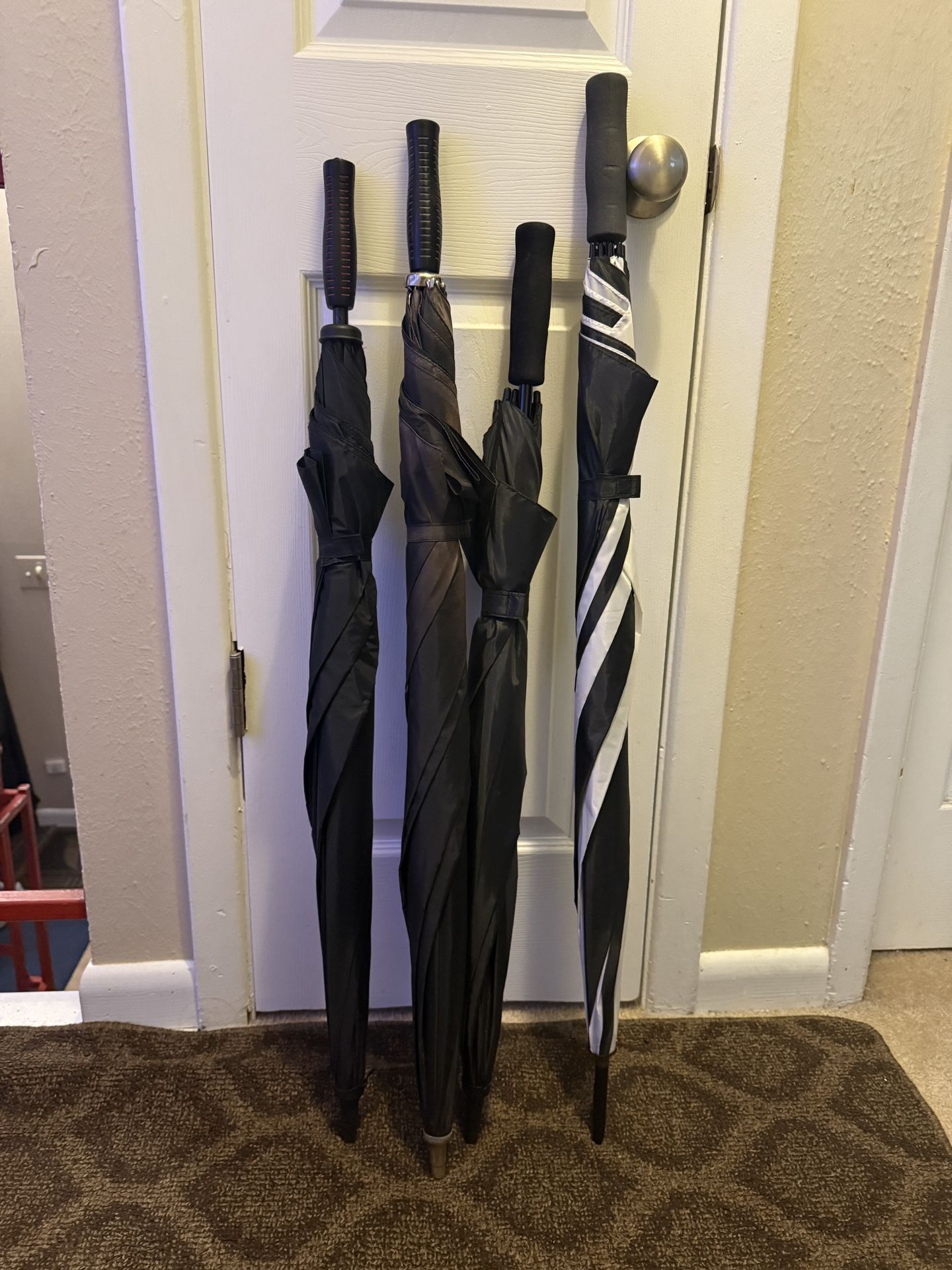 4 Large Umbrellas β Excellent Condition! βοΈ