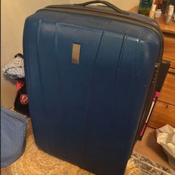 LOW PRICE MOVING- $400 RETAIL DESLEY LARGE LUGGAGE SPINNER 