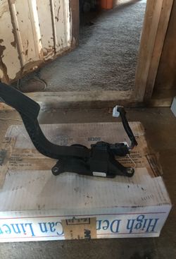 2006 Chevrolet Aveo: Accelerator Pedal