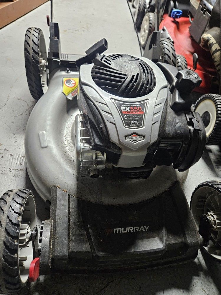 MURRAY GAS LANW MOWER LIKE NEW NO BAG 