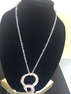 Hermoso collar nuevo en 8 dólares
