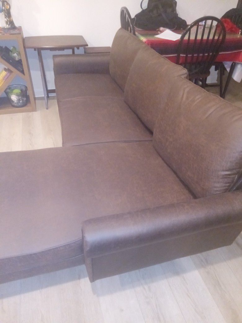BEAUTIFUL CHOCOLATE LEATHER COUCH 