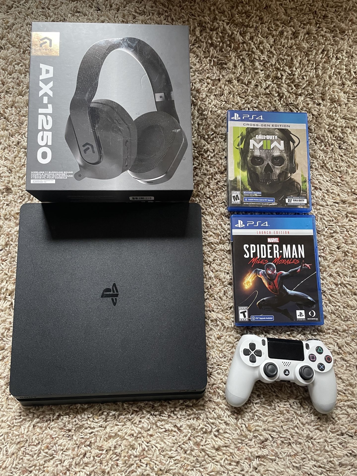 Ps4 slim 1 TB+ Wireless headset and 2 games