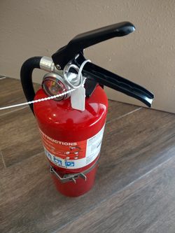 Fire Extinguisher W/ Wall Bracket