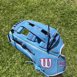 Wilson A2000 12.75 Inch Outfield Baseball Glove Left Handed Thrower