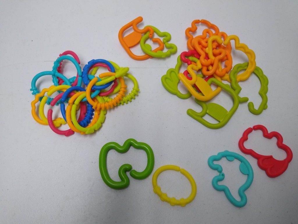 Lot of 31 Links TOYS Childrens Rings To Attach Toys