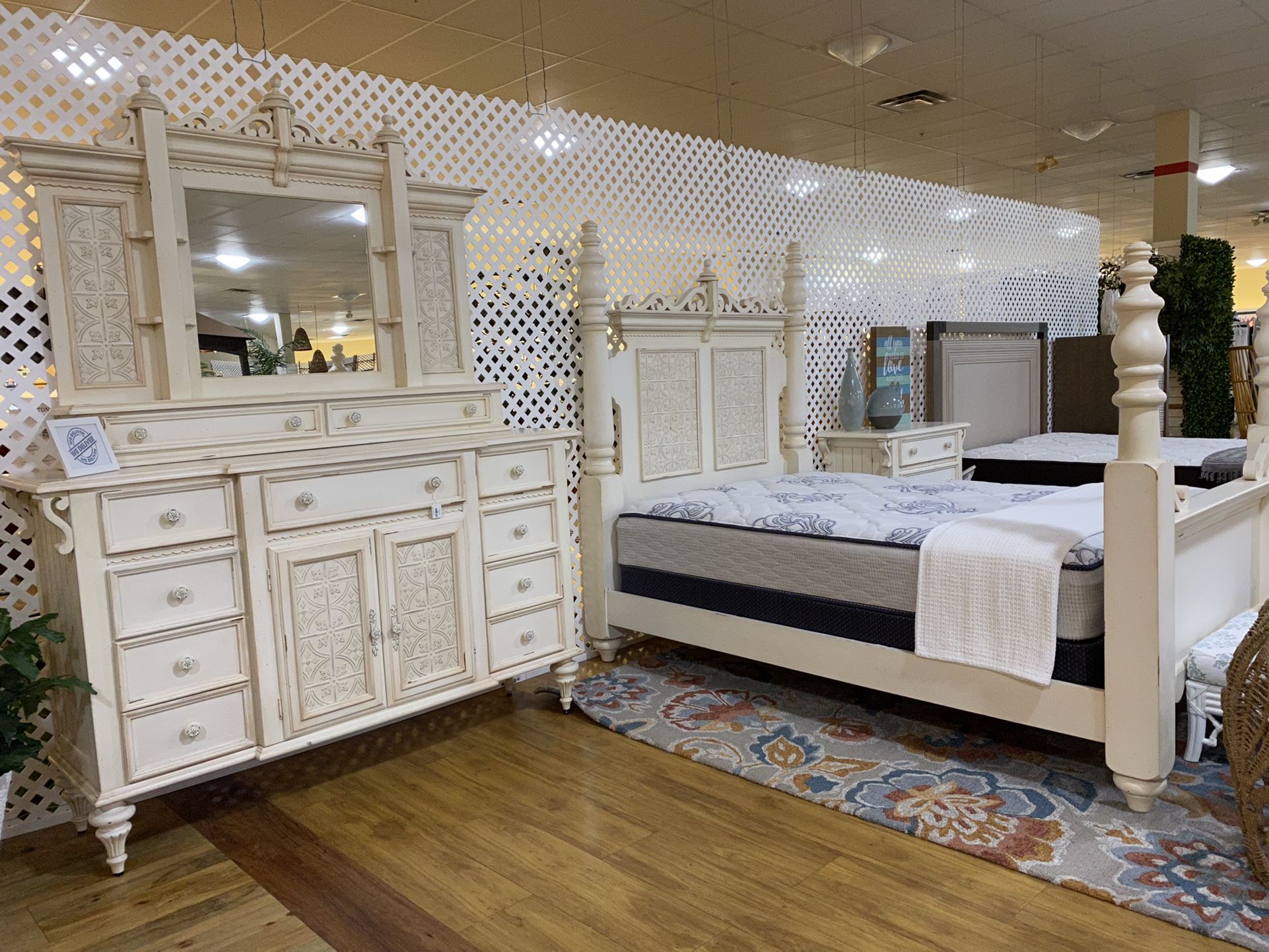 Unique queen Bedroom set Bed/ dresser & Nightstand ( Matress not included)