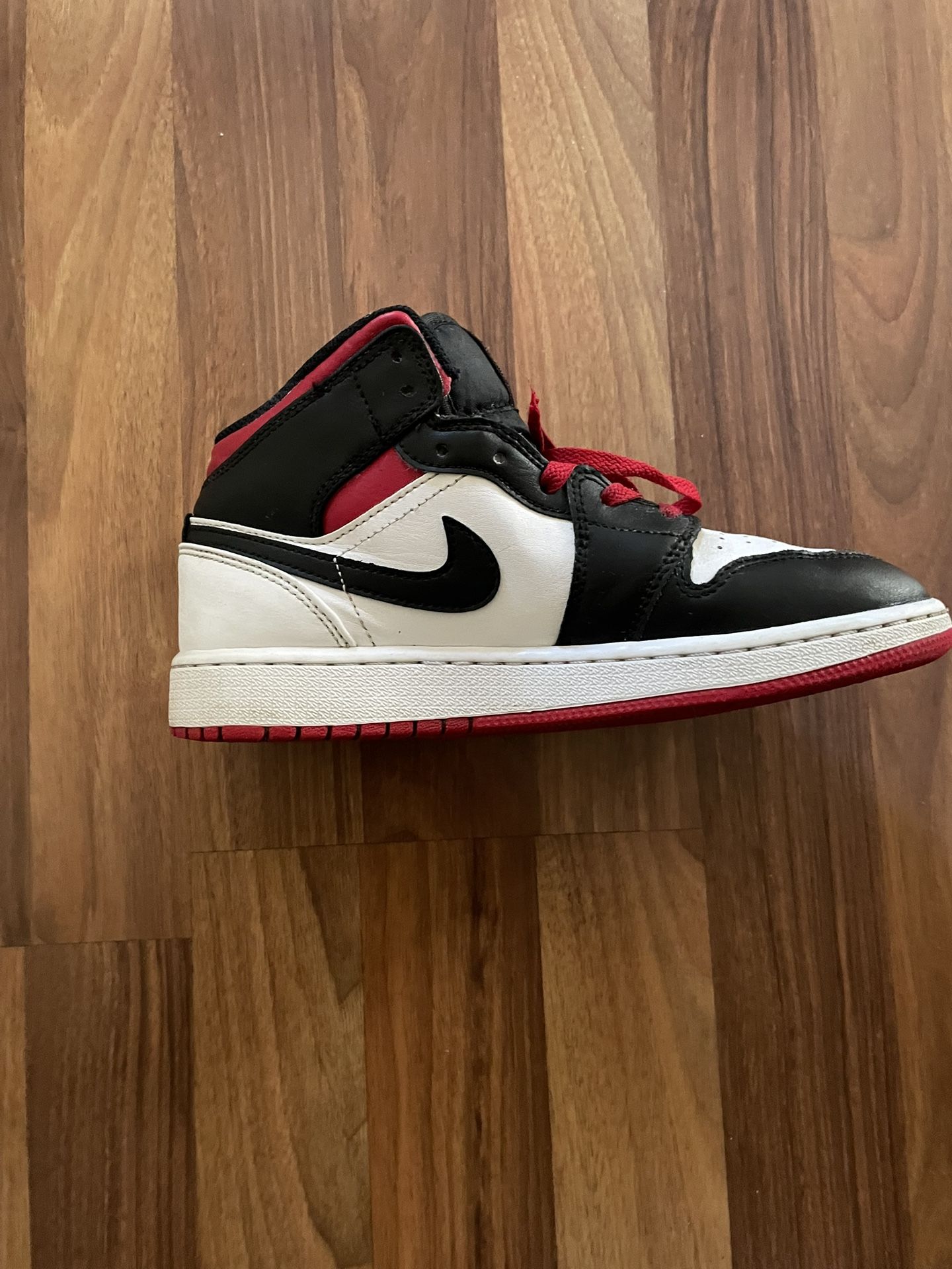 Air Jordan Mid red Black And White Size 5Y