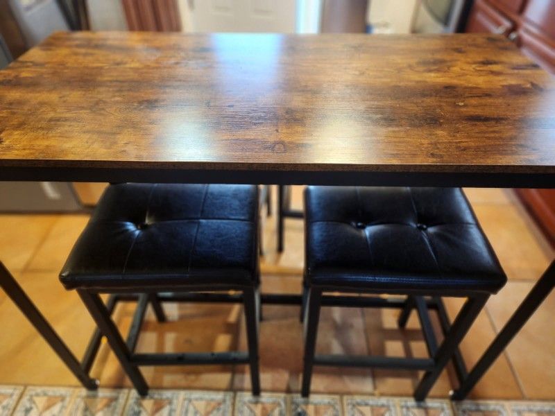 Table With 4 Stools