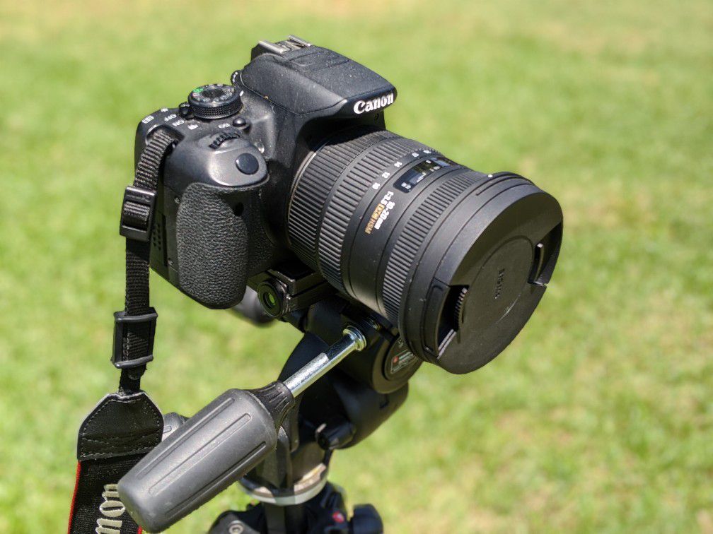 CANON T5i camera w/wide angle lens