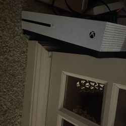 A New Xbox 1 S Maybe 3-8 Months Old!
