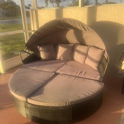 Round Patio Daybed With Retractable Canopy.