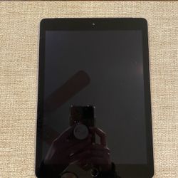 5th Gen Apple iPad 9.7 inch screen IOS 16.7.15 WiFi and Cellular