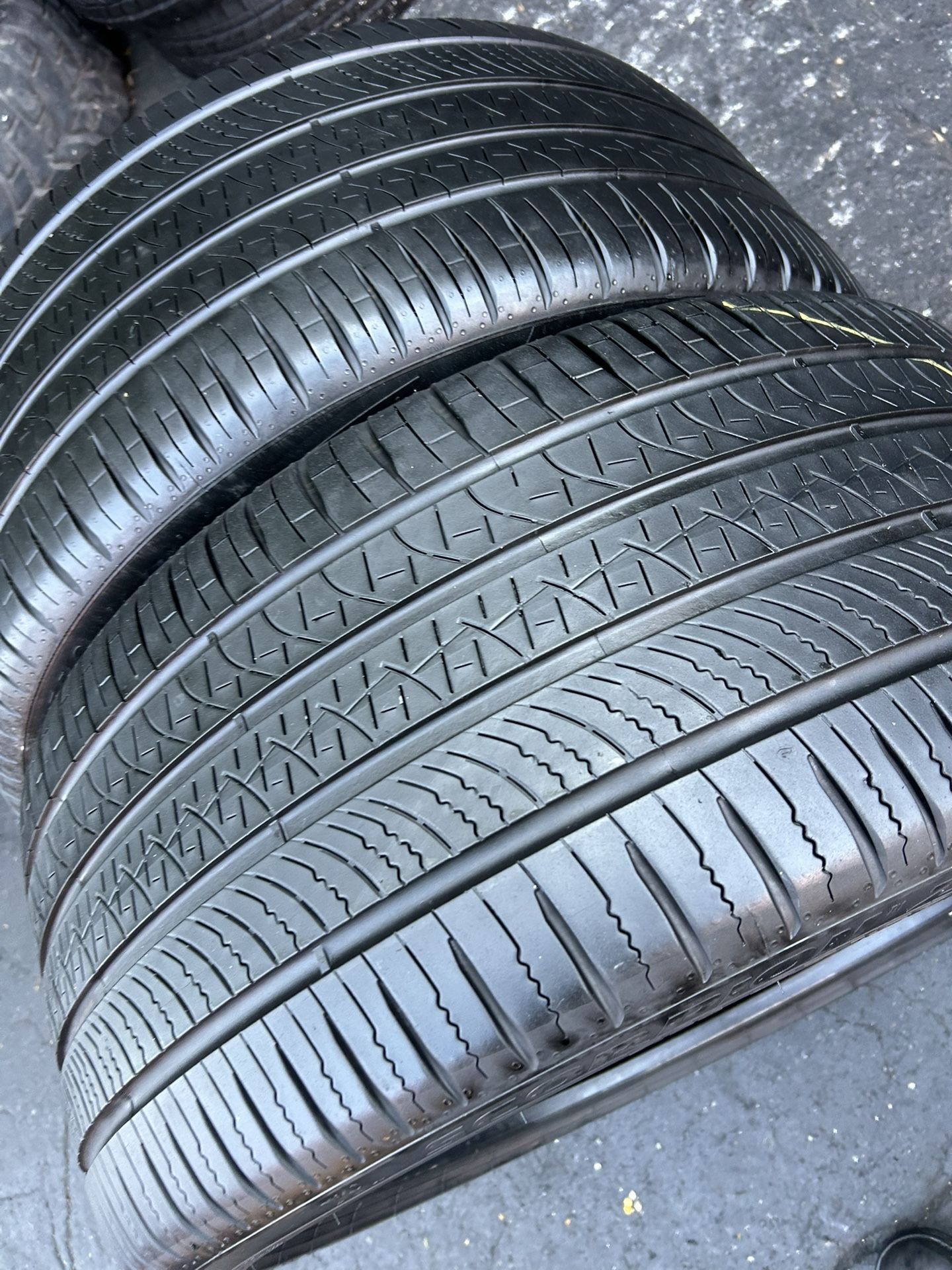 Tengo un par de llantas en muy buenas condiciones marca Pirelli Scorpion zero 285 35 R22 instalación y balanceó por el mismo precio
