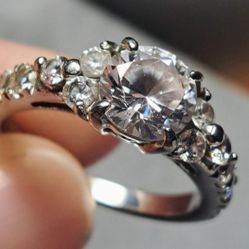 Stunning women's Ring Size 5.5