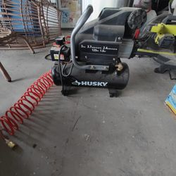 Husky 3 gallon 125 PSI air Compressor 