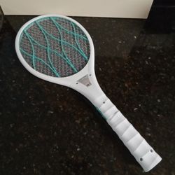 Electric Fly Swatter / Bug Zapper with Flashlight 