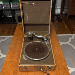 ANTIQUE PORTABLE PHONOGRAPH 