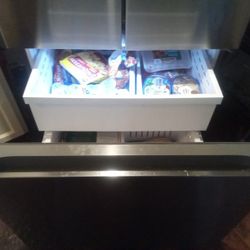 Samsung smart Refrigatoraskunf Low Price I Need to Move If Ikeace U The management Company To Have Utits Under A Year Old Asking for 650make An Offer