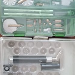 Makin's Clay Tool Set And Walnut Hollow Extruder Set