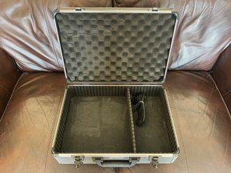 Vanguard VGP‑3201 Hard Case – Used, Good Condition