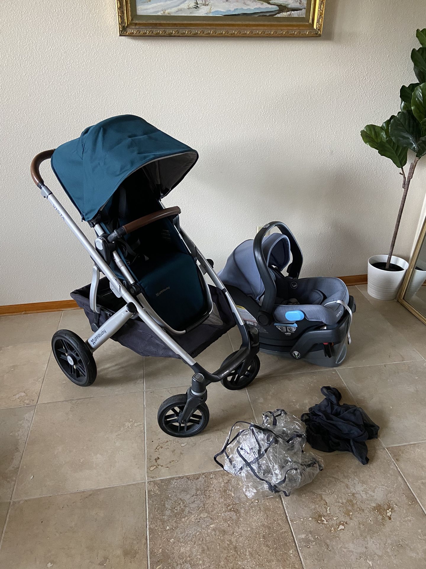 Uppababy V2 Stoller with car seat Finn