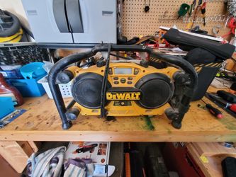 Dewalt DC011 radio