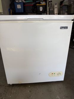 Freezer - Magic Chef 5.2 cu ft